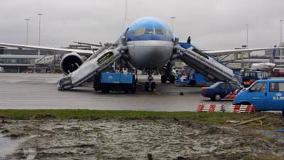 Foto van een vliegtuig met noodglijbanen | Archief EHF