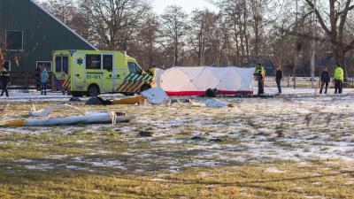 vliegtuigcrash-brokstukken-ambulance-brandweer