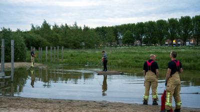 Brandweer redt jongen van vlot