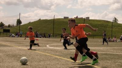 Eerste voetbalinterland NL - DE ooit gespeeld door kleine mensen