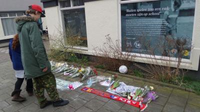 Eerste fans leggen bloemen bij geboortehuis Johan Cruijff