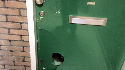 Krijsende man met koptelefoon op zorgt voor consternatie