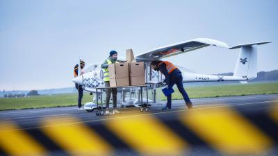 Vrachtdrone met valdozen helpt mensen in nood