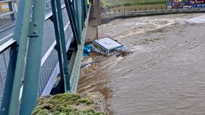 vrachtschip-aanvaring-gezonken-stuw-borgharen