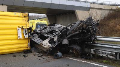 vrachtwagen-brugpijler-botsing-ongeval