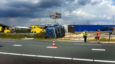 Foto van gekantelde vrachtwagen met graan op A50 | Willy Smits | www.112journaal.nl