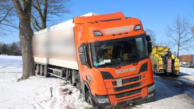 vrachtwagen-sloot-sneeuw