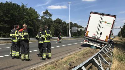 Vrachtwagen met bananen op A58 bij Oirschot wordt na de spits geborgen