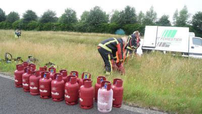 Kleine vrachtwagen met gasflessen belandt in de sloot 
