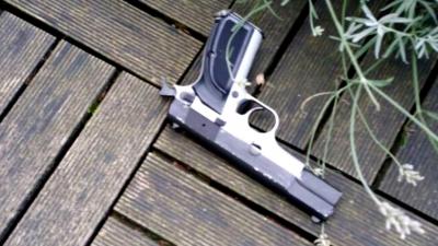 Verdachte gooit schietklaar vuurwapen in tuin tijdens achtervolging