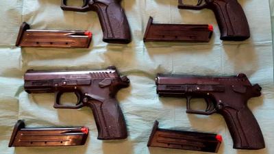 Wapenvondst na inval Amsterdamse woning, Engelsman (49) aangehouden