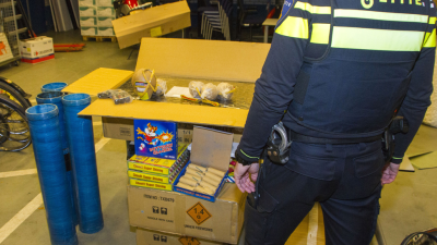 Politie neemt grote partijen illegaal vuurwerk in beslag in Gelderland