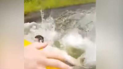 Jongen springt uit waterattractie Walibi tijdens spelen &#039;De vloer is lava&#039;