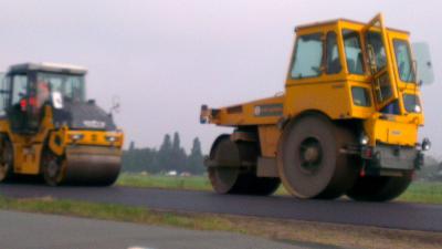 Man klem tussen wals en slootkant