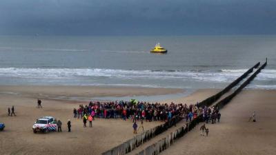 Dode walvis van 13,5 meter aangespoeld op strand Domburg