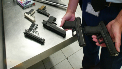 Man (36) aangehouden met wapens en vuurwerk na internetfilmpjes