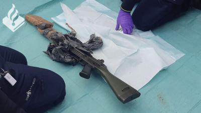 Twee aanhoudingen na grote wapenvondst