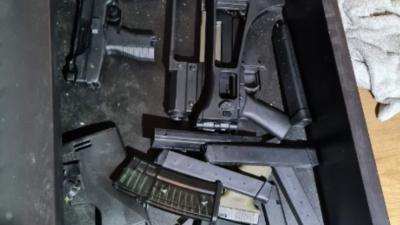 Zeven aanhoudingen en wapens in beslag genomen na onderzoek
