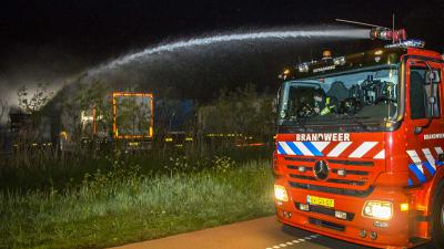 Brandweer blust met waterkanon vrachtwagenbrand manege