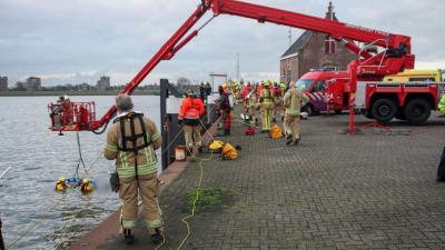 Brandweer redt persoon uit het water in Maassluis