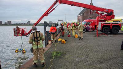 Brandweer redt persoon uit het water in Maassluis