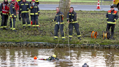 Auto raakt te water na aanrijding op N33 bij Veendam