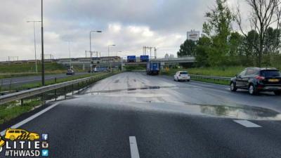 Gat in wegdek A2 bij Amsterdam