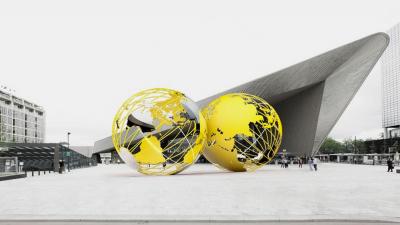 Kunstwerk van 2 gouden wereldbollen voor CS Rotterdam
