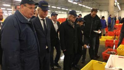 Geert Wilders brengt bezoek aan visafslag in Urk
