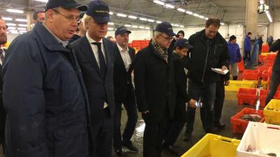 Geert Wilders brengt bezoek aan visafslag in Urk