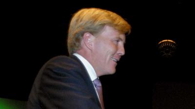 Koning met metro op werkbezoek in Amsterdam Zuidoost