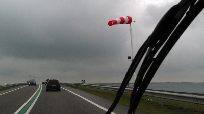 wind-storm-auto-snelweg
