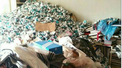 Bewoner verstopt onder berg afval