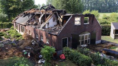 Brand verwoest dubbele woonboerderij Sint-Oedenrode