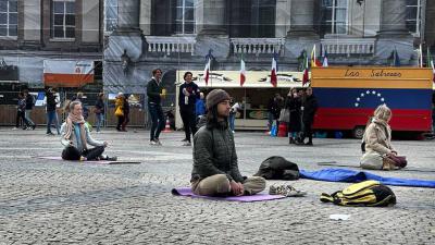 yoga-grote-markt-protest