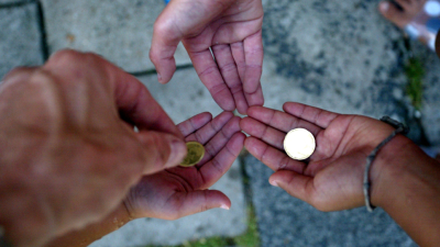 Ouders stoppen pubers te veel geld toe 