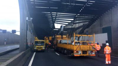 Dak Zeeburgertunnel (A10) zwaar beschadigd