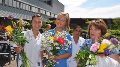 Ziekenhuis verrast haar verpleging met bloemen