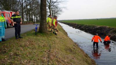 Hulpdiensten zoeken in slootje bij Wildervank om gevonden kinderfietsje