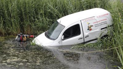  Zoektocht naar te water geraakte auto