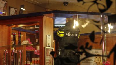 Gemaskerde man overvalt zonnestudio