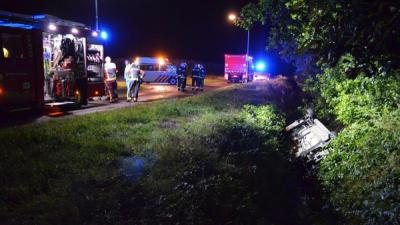 Dronken jongen rijdt met vrienden sloot in na feestje