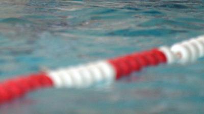 Vrouw dood aangetroffen op bodem van zwembad