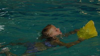 Foto van kind zwemles met drijfplank | Archief EHF