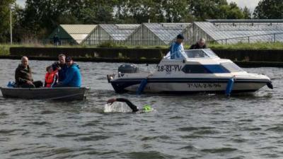 64 km zwemmend de Ringvaart rond voor het goede doel