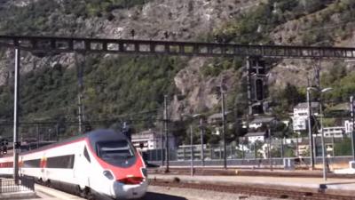 Man steekt in op passagiers in trein Zwitserland